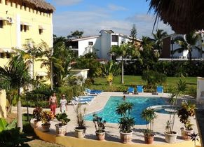 Condos Bay City pool 1